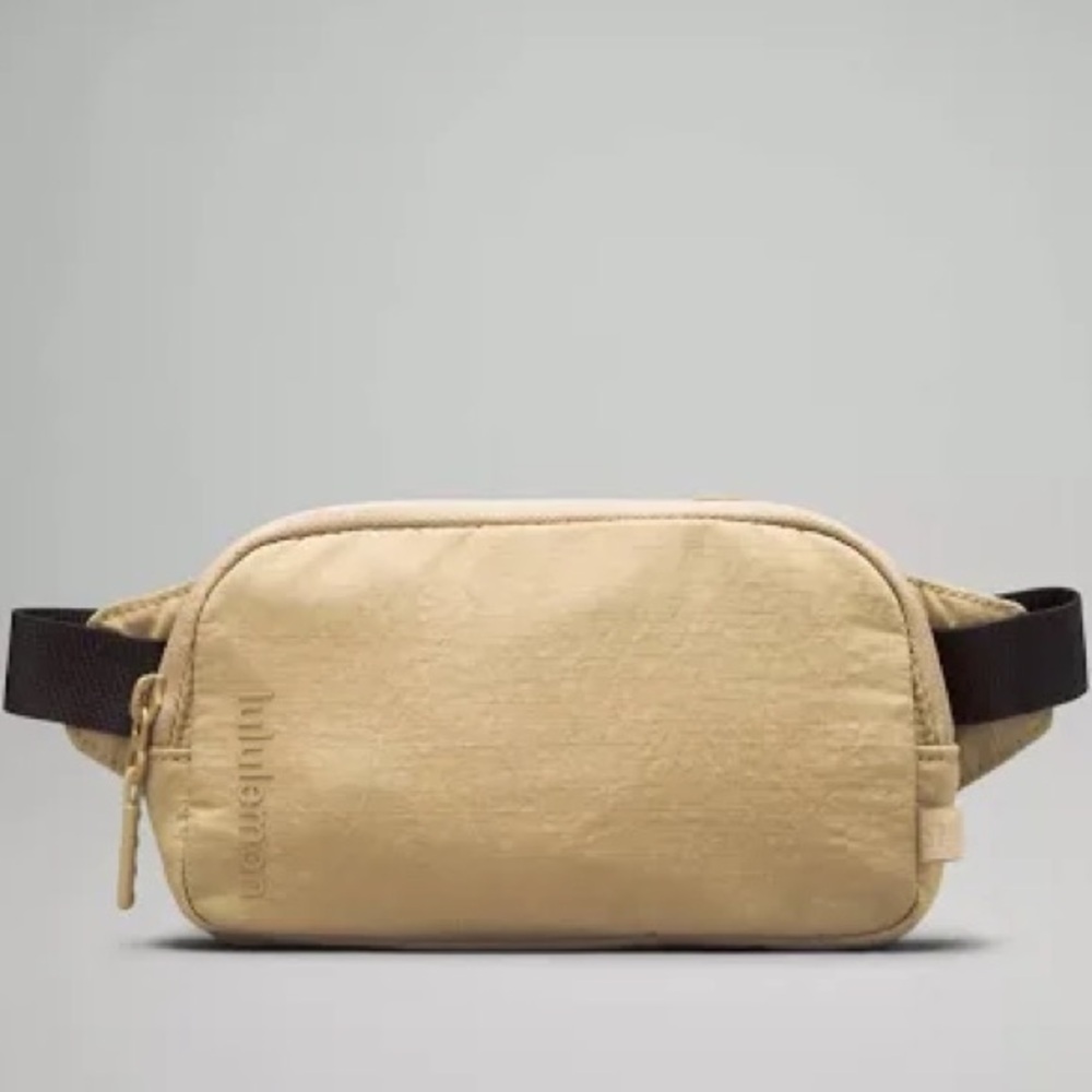 Lululemon mini belt bag in “trench/black” NWT